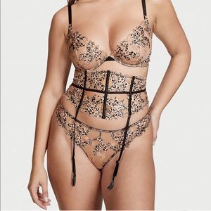 VERY SEXY
Floral Embroidered Waist Cincher